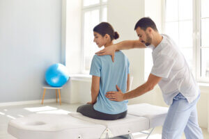 Orthopedic doctor for back pain diagnosing back pain.
